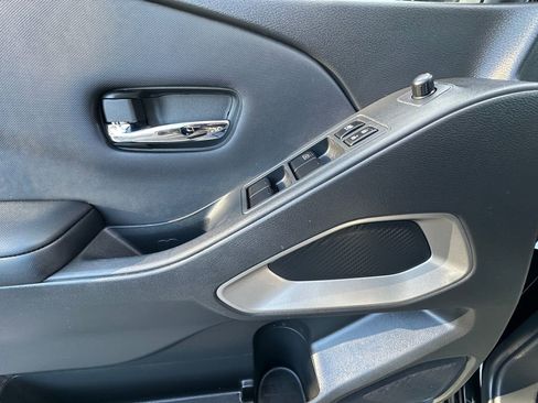 Used 2024 Nissan Frontier SV image 11