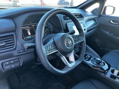 Used 2018 Nissan Leaf SV w/ SV Technology Package image 14