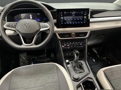 Used 2025 Volkswagen Taos SE image 5