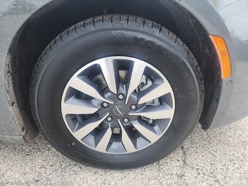Used 2022 Chrysler Pacifica Touring-L w/ Uconnect Theater Family Group FWD image 14