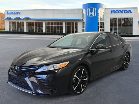 Used 2020 Toyota Camry XSE image 1