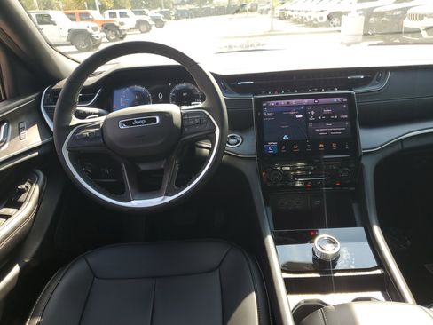 New 2025 Jeep Grand Cherokee Limited w/ Black Appearance Package image 9