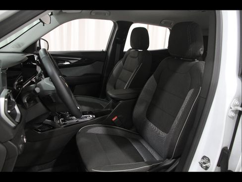 Used 2024 Chevrolet TrailBlazer LT w/ LT Cold Weather Package AWD/4WD image 5