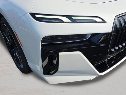 Used 2025 BMW 760i xDrive w/ Premium Package image 10