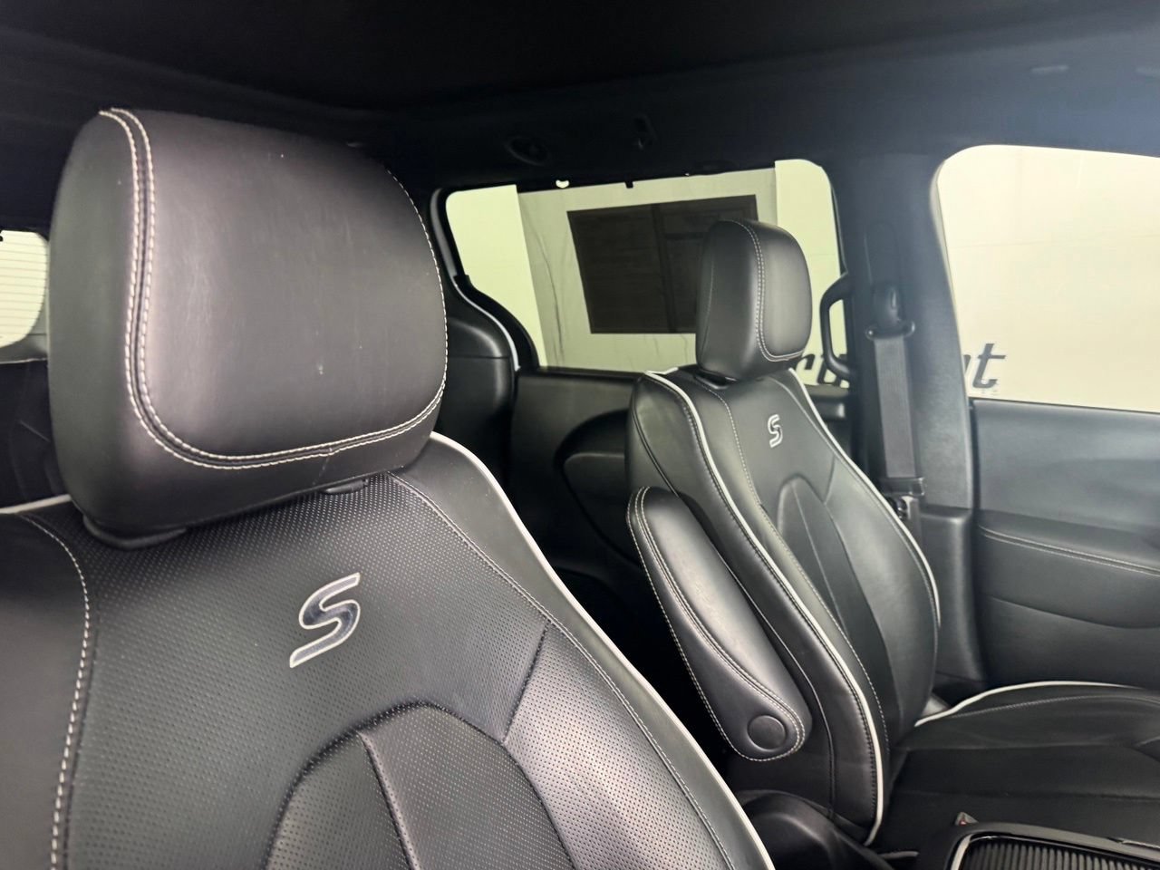 Used 2025 Chrysler Pacifica Limited FWD image 34