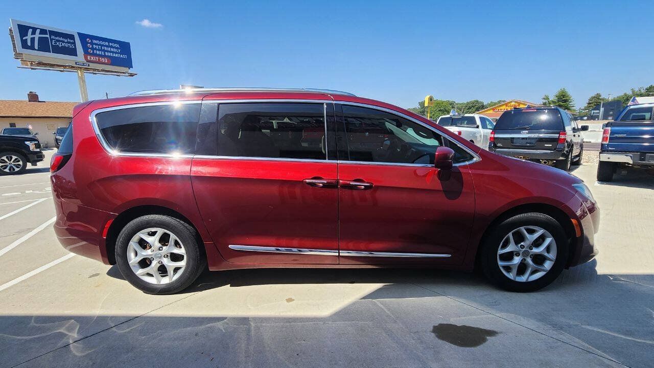 Used 2020 Chrysler Pacifica Touring-L Plus w/ Tire & Wheel Group FWD image 7