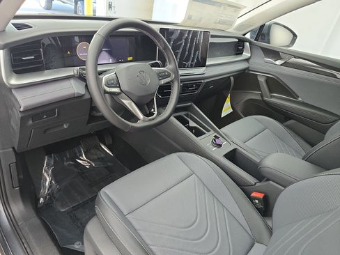 New 2026 Volkswagen Tiguan SE FWD image 16