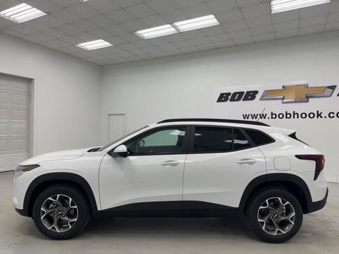 New 2026 Chevrolet Trax LT w/ Sunroof Package FWD image 8