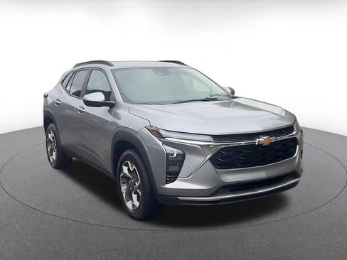 Used 2025 Chevrolet Trax LT FWD image 3