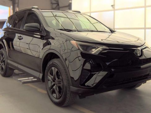 Used 2018 Toyota RAV4 LE FWD image 6
