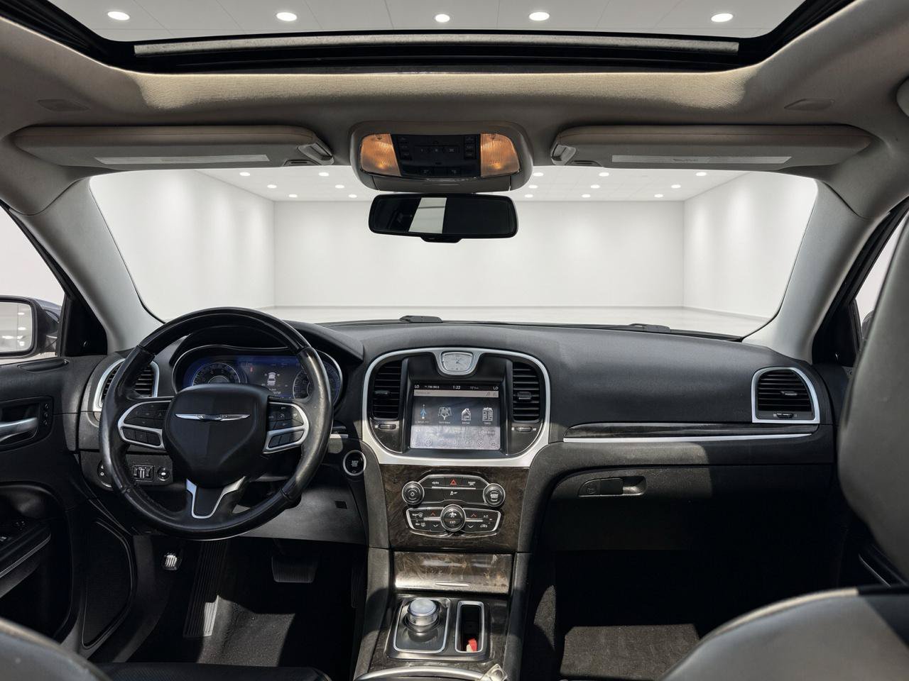 Used 2020 Chrysler 300 Limited RWD image 12