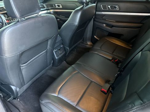 Used 2018 Ford Explorer XLT w/ Equipment Group 202A FWD image 12