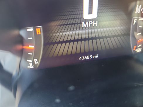 Used 2022 Dodge Challenger R/T w/ Plus Package image 29