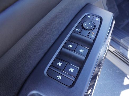 New 2025 Nissan Pathfinder SV image 16