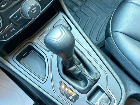 Used 2019 Jeep Cherokee Latitude Plus image 17