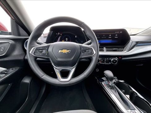 Used 2025 Chevrolet Trax LT w/ LT Convenience Package image 17