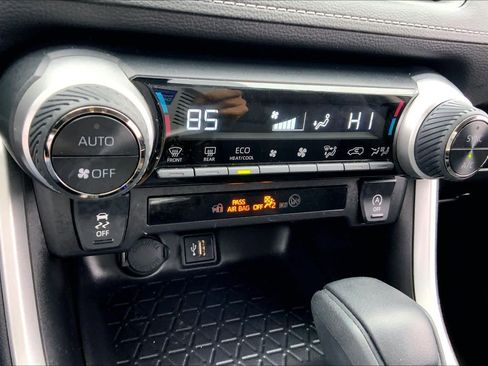 Used 2025 Toyota RAV4 XLE image 32