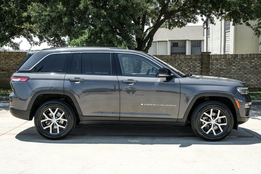Used 2023 Jeep Grand Cherokee Limited AWD/4WD image 14