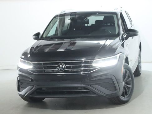 Used 2024 Volkswagen Tiguan SE image 3