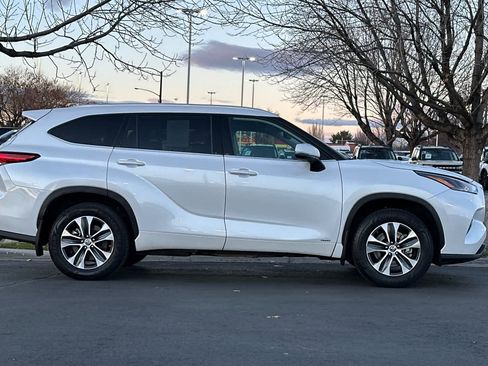 Used 2022 Toyota Highlander XLE image 8