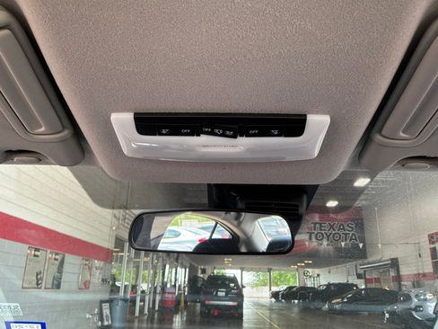 Used 2025 Nissan Versa SV FWD image 15