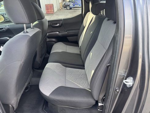 Used 2022 Toyota Tacoma TRD Off-Road image 10