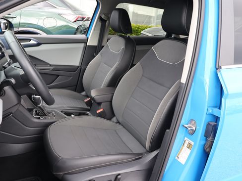 Used 2023 Volkswagen Taos SE w/ Panoramic Sunroof Package FWD image 2