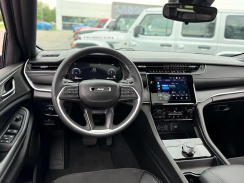 Used 2023 Jeep Grand Cherokee Altitude AWD/4WD image 6