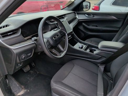 Used 2025 Jeep Grand Cherokee Laredo image 9