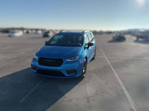 New 2026 Chrysler Pacifica Limited image 3