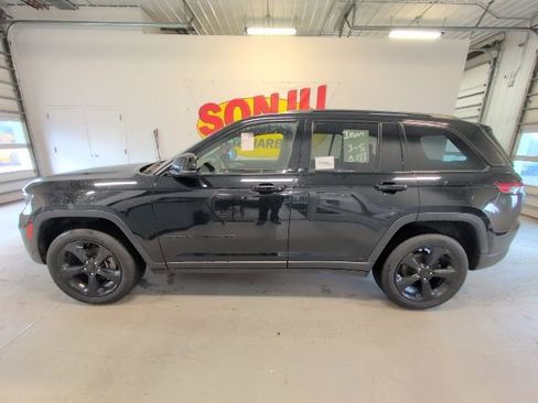 Used 2023 Jeep Grand Cherokee Altitude AWD/4WD image 2