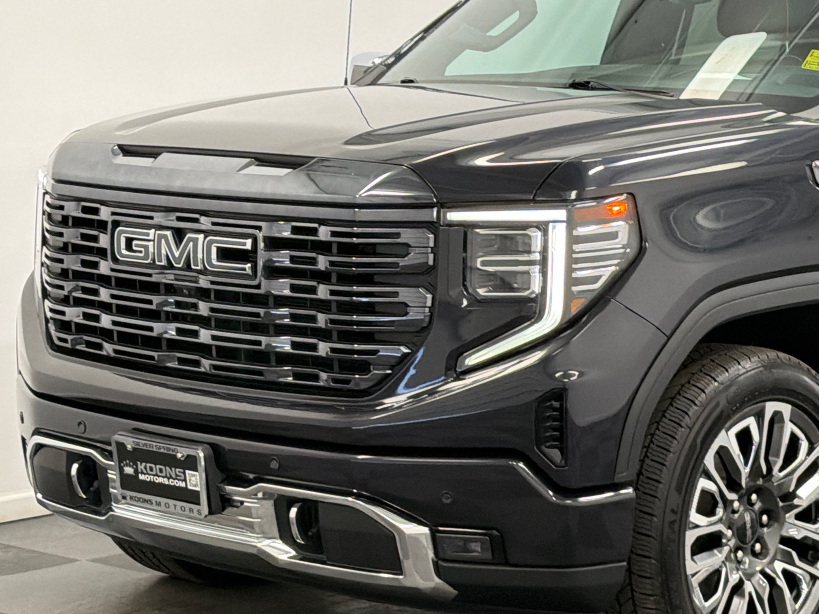 Used 2023 GMC Sierra 1500 Denali Ultimate AWD/4WD image 2