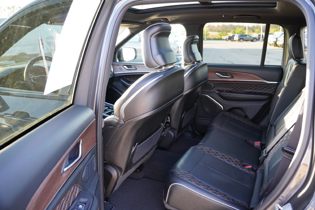 Certified 2025 Jeep Grand Cherokee Summit w/ Obsidian Package AWD/4WD image 17