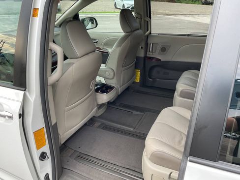 Used 2011 Toyota Sienna Limited w/ Premium Pkg AWD/4WD image 31