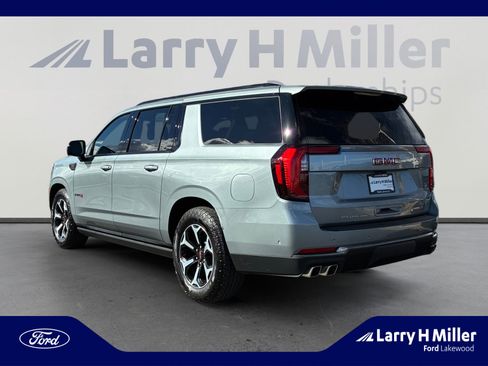 Used 2025 GMC Yukon XL AT4 image 3