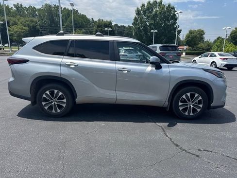 Used 2025 Toyota Highlander XLE AWD/4WD image 2