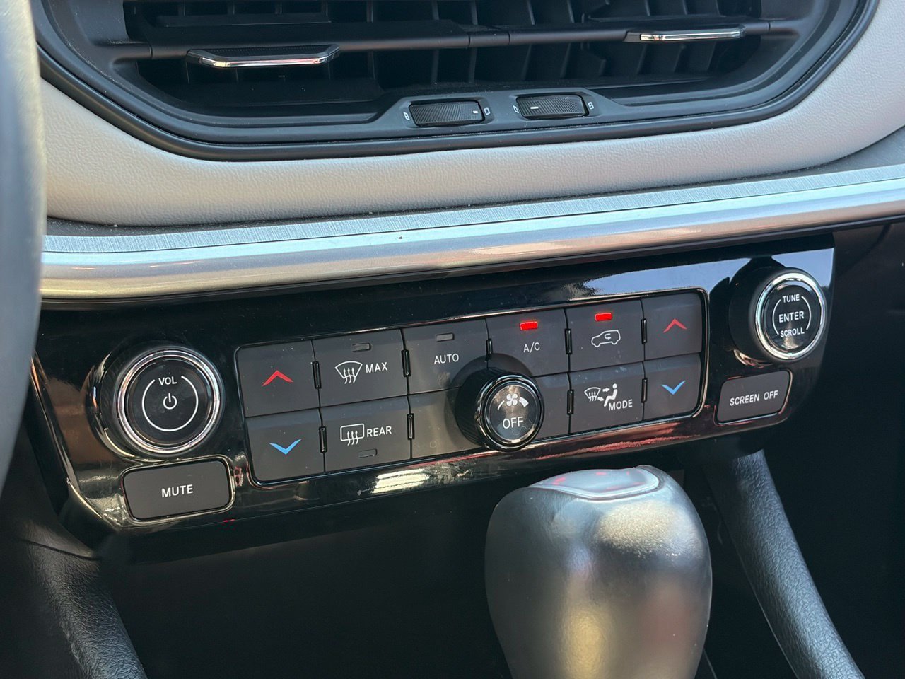 Used 2025 Jeep Compass Limited AWD/4WD image 8