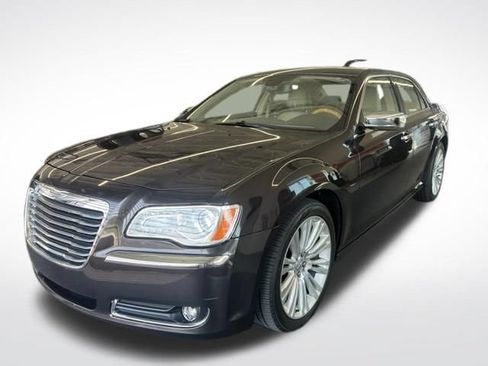 Used 2012 Chrysler 300 Limited w/ Luxury Group RWD image 5