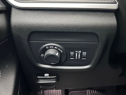 New 2025 Jeep Grand Cherokee Altitude image 19