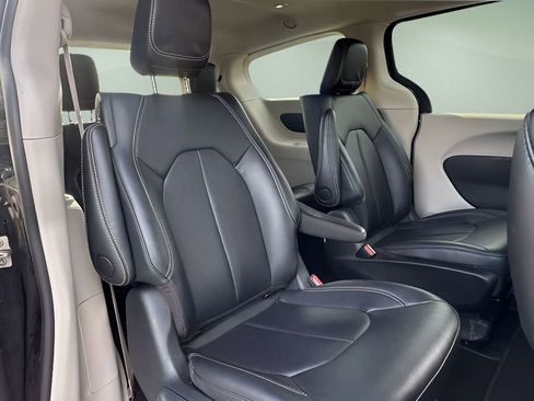 Used 2024 Chrysler Pacifica Select image 26