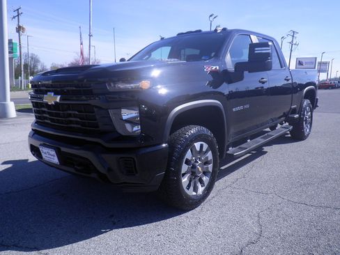 Used 2024 Chevrolet Silverado 2500 Custom w/ Custom Convenience Package image 3