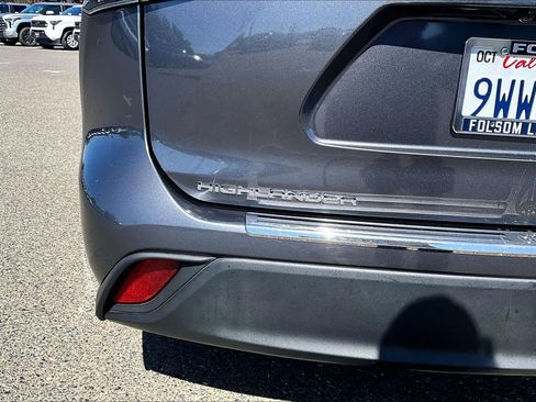 Used 2022 Toyota Highlander XLE FWD image 9