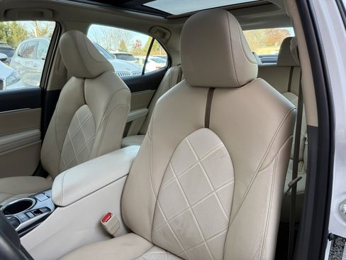 Used 2018 Toyota Camry XLE image 12