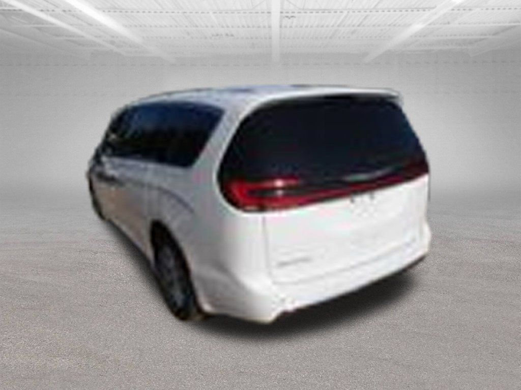 Used 2023 Chrysler Pacifica Touring-L FWD image 2