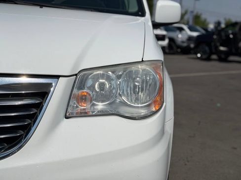 Used 2014 Chrysler Town & Country Touring FWD image 7
