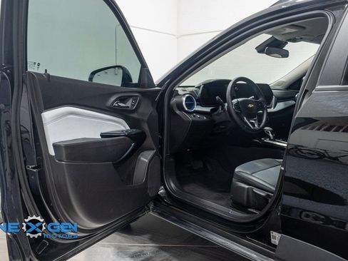 Used 2025 Chevrolet Trax LT w/ Driver Confidence Package image 9