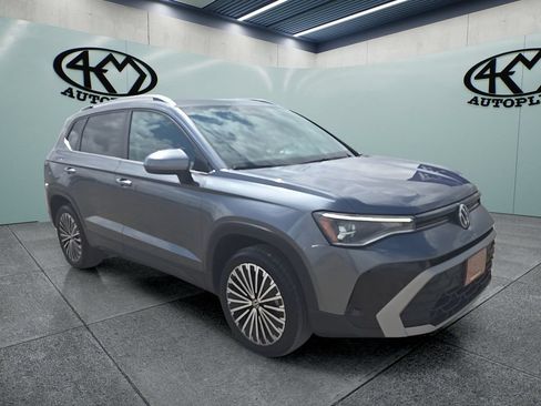 Used 2025 Volkswagen Taos SE FWD image 1