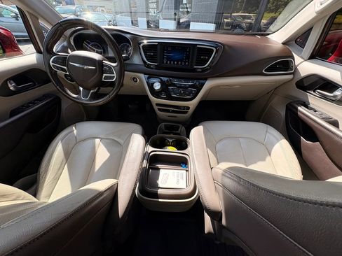 Used 2019 Chrysler Pacifica Touring-L FWD image 23