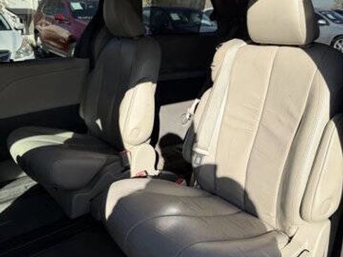 Used 2011 Toyota Sienna XLE image 21