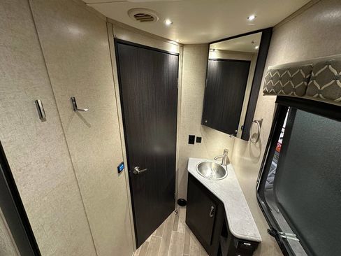 Used 2017 Mercedes-Benz Sprinter 3500 image 24